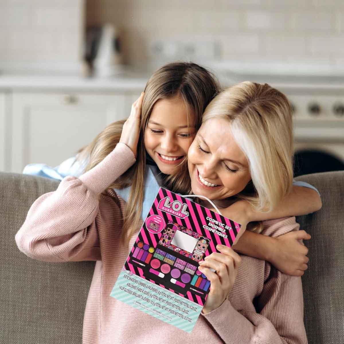 إل أو إل سربرايز مجموعة مكياج مدمجة للبنات، من عمر 5-7 سنوات