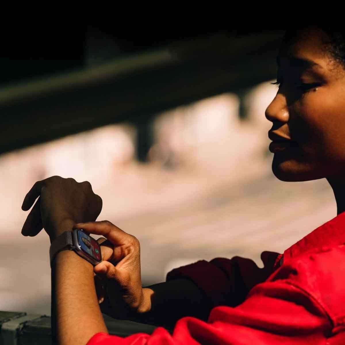 أبل واتش سيريس 11 ساعة ذكية نظام تحديد المواقع مقاس 42 مم بهيكل ألومنيوم فضي مع سوار سبورت بنفسجي ضبابي - S/M