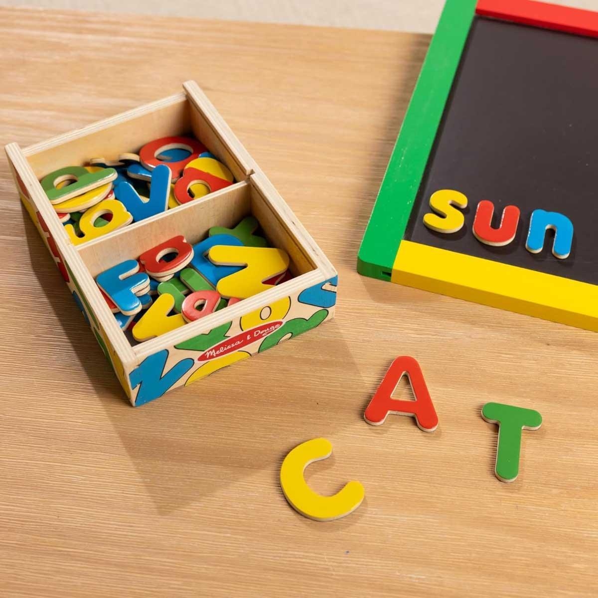 ميليسا آند دوغ مجموعة أحرف أبجدية خشبية مغناطيسية من 52 قطعة للجنسين، 3-4 سنوات