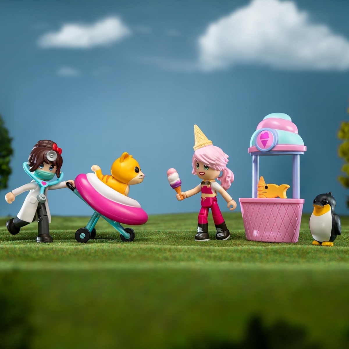 أدوبت مي مجموعة لعب مستشفى ومحل آيس كريم مع 4 فيغر للجنسين، من 5 إلى 7 سنوات