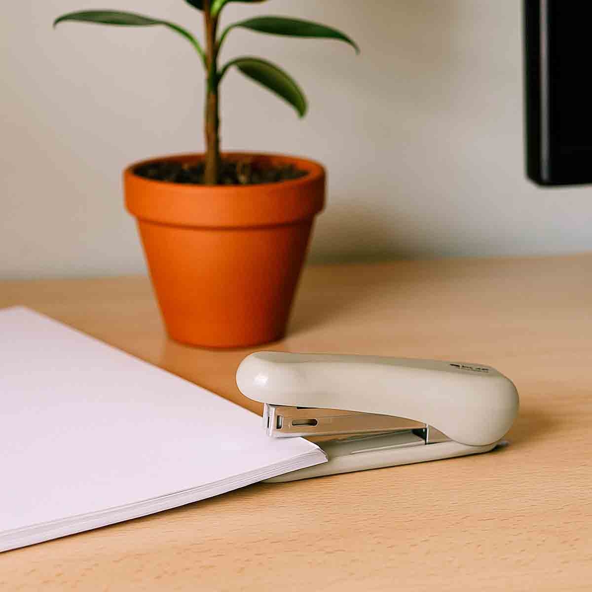 أطلس دباسة معدنية نصف شريط رمادية مع مزيل دبابيس