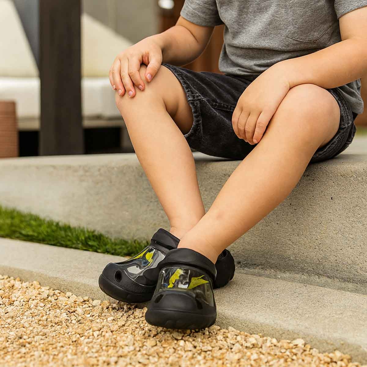 باتمان صنادل مريحة ومتينة للأولاد باللون الأسود