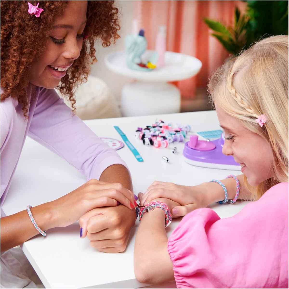 كول ميكر مجموعة كومي كرياتور 3 في 1 لصنع القلائد والأساور إكسسوارات تلبيس للفتيات عمر 8-10 سنوات