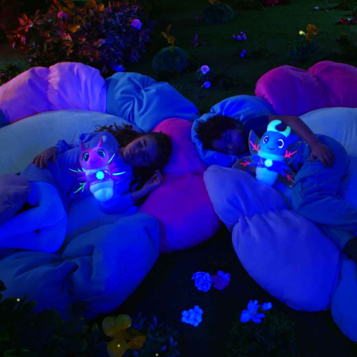 غلوويز لعبة محشوة مضيئة حشرات مضيئة زرقاء للجنسين، 3-4 سنوات