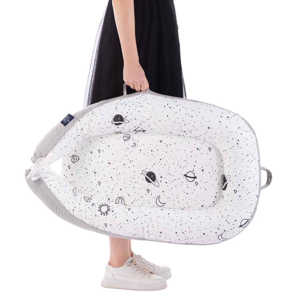 ليتل ستوري سرير استرخاء للمواليد بحشوة لينة وقابلة للتنفس — نقش المجرة للأطفال، 0–2 سنة