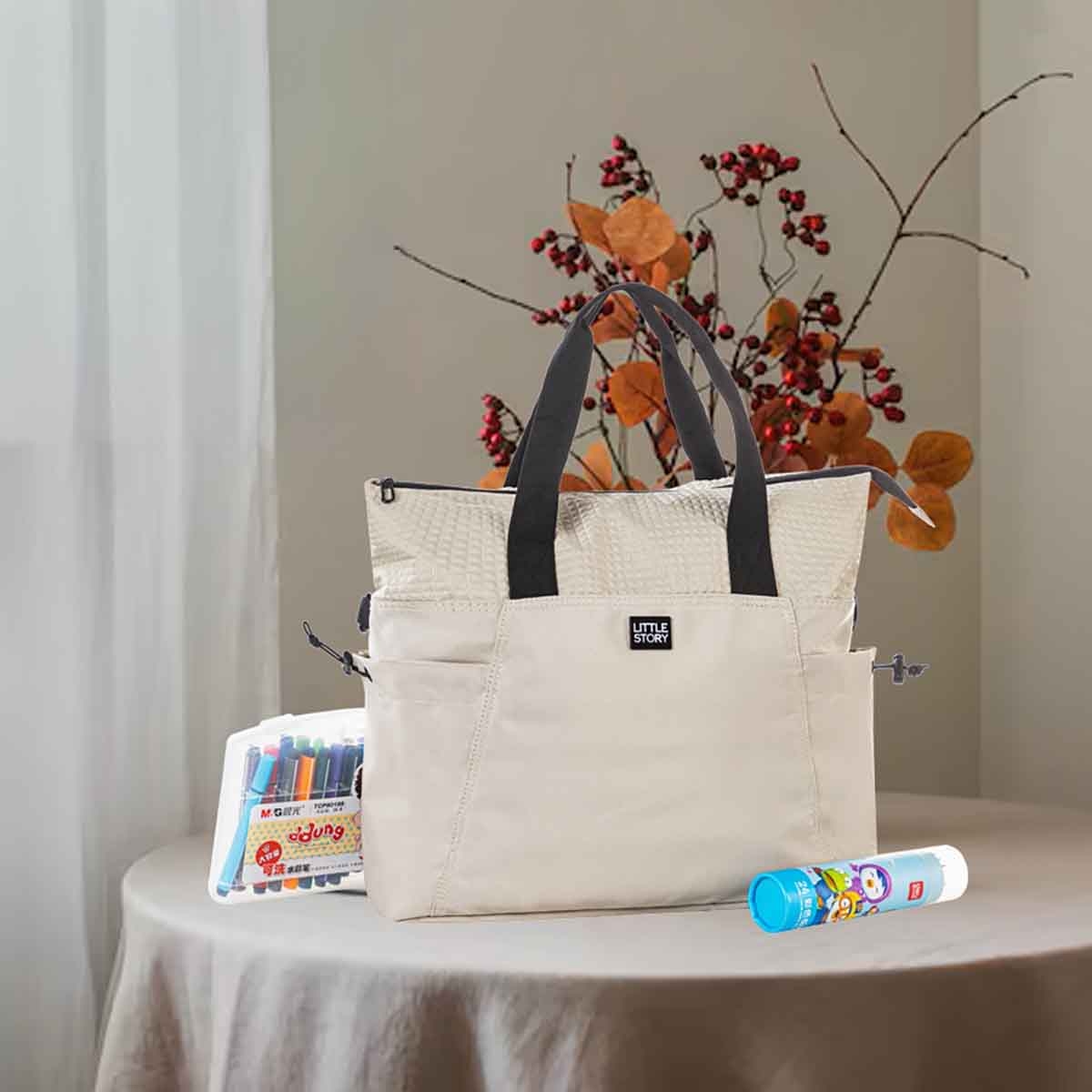 ليتل ستوري حقيبة حفاضات للأم باللون البيج مع سجادة تغيير