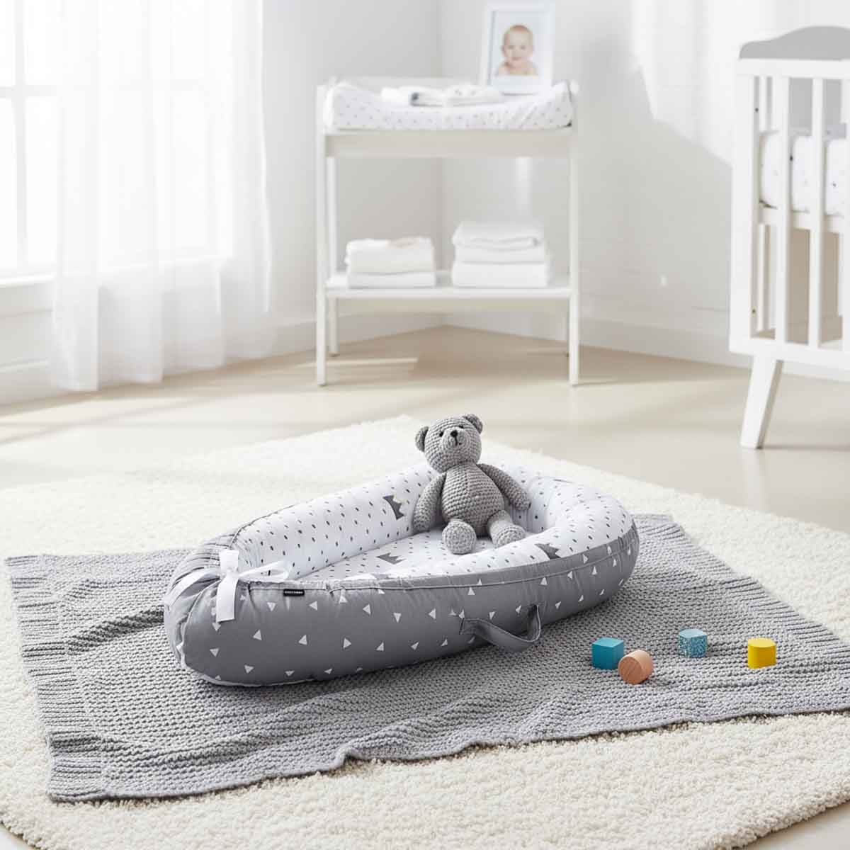 ليتل ستوري سرير استرخاء لحديثي الولادة بحشوة ألياف ناعمة وقابلة للتنفس – رمادي ملكي
