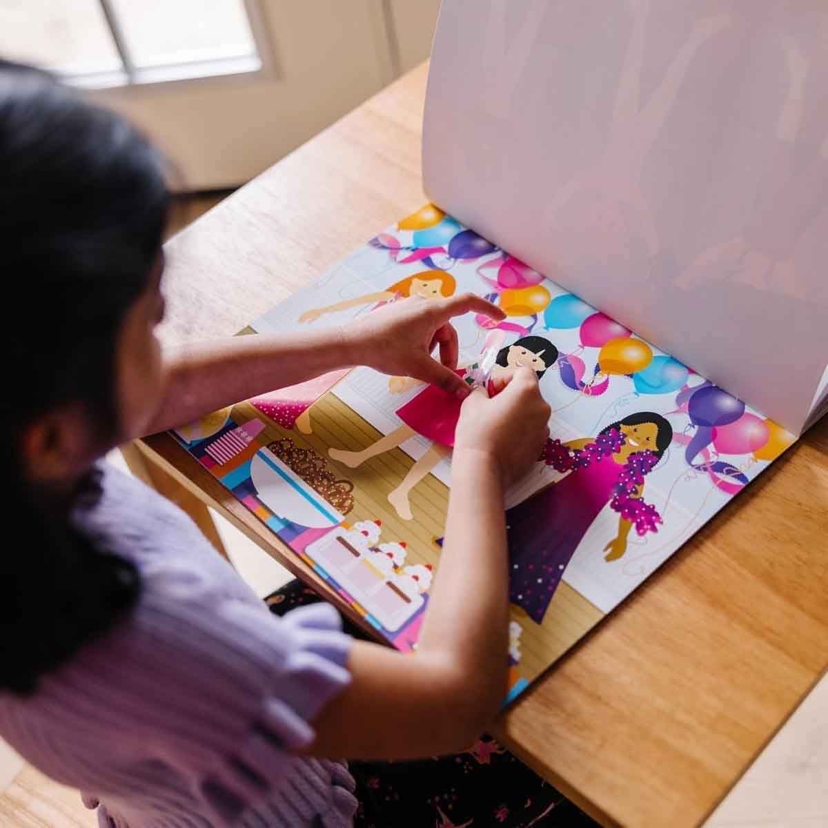 ميليسا آند دوغ مجموعة المواطن الطبيعية مع دفتر ملصقات الأزياء وسلايم كومباوند كينغز، للجنسين، 3-4 سنوات