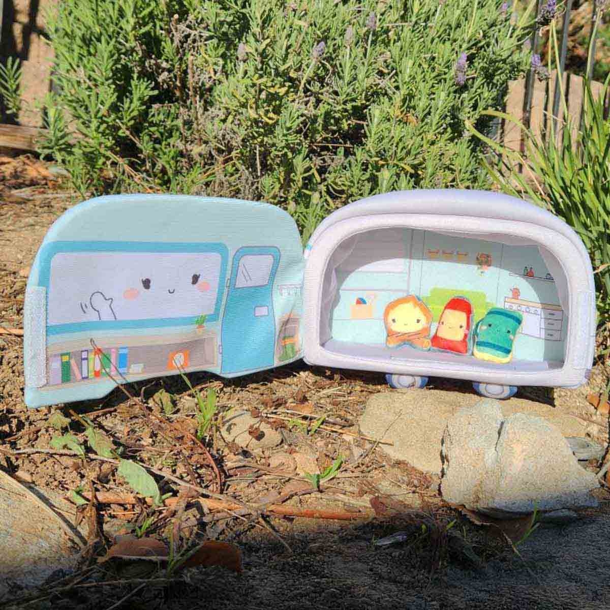 ميني مينز مجموعة دمية محشوة للتخييم مع حاويات للجنسين، 3-4 سنوات