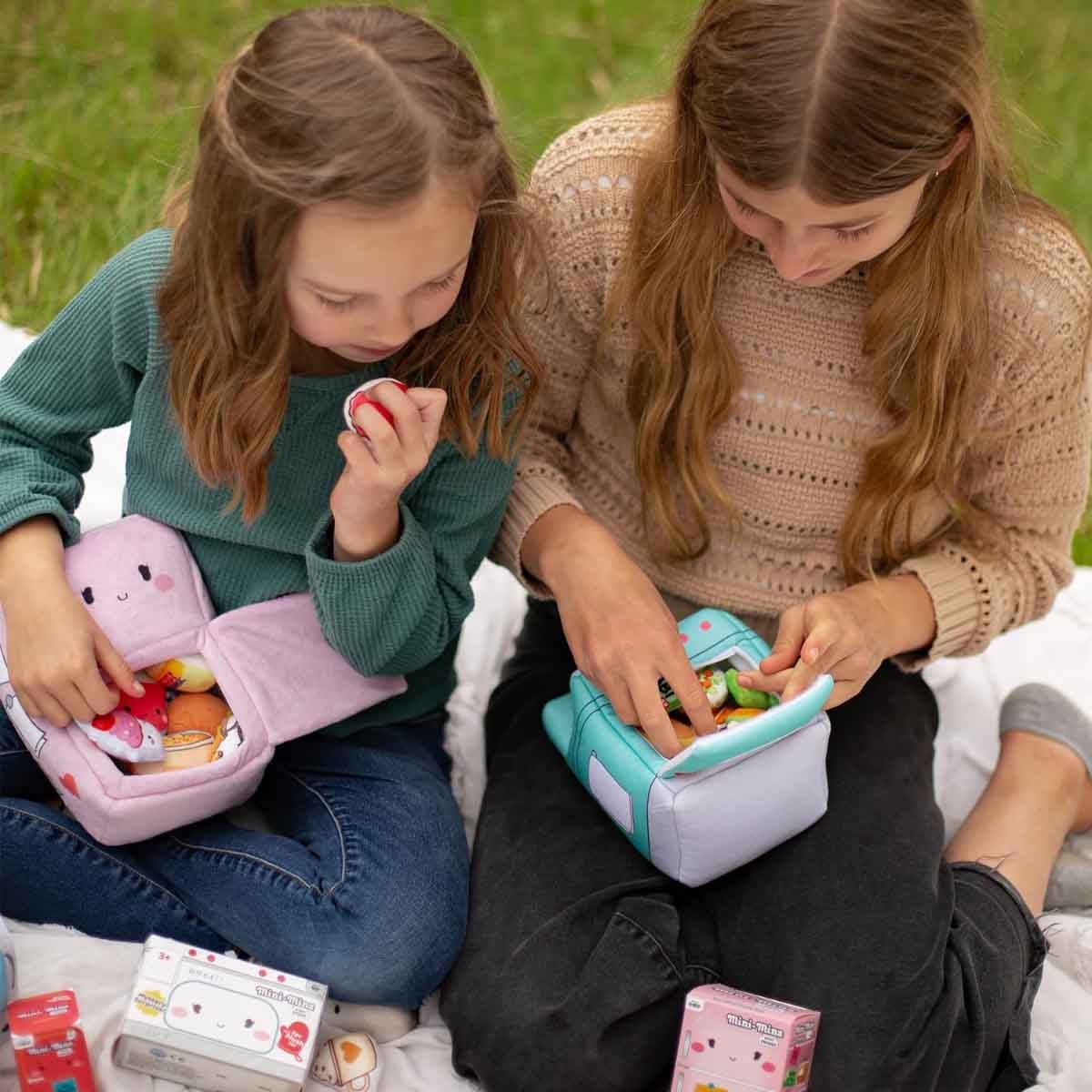 ميني مينز مجموعة دمية محشوة على شكل موقد مع حاويات للجنسين، 3-4 سنوات