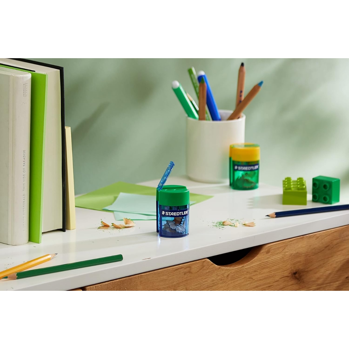 ستيدلر مبراة بغطاء بثقوب مزدوجة ألوان منوعة