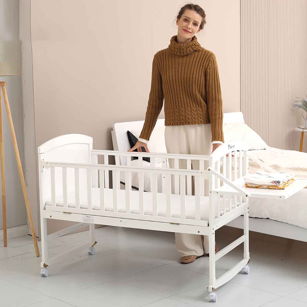 تيكنوم سرير أطفال وسرير جانبي أبيض 7 في 1 مع مرتبة وناموسية وعجلات قابلة للفك للأطفال 0-2 سنوات