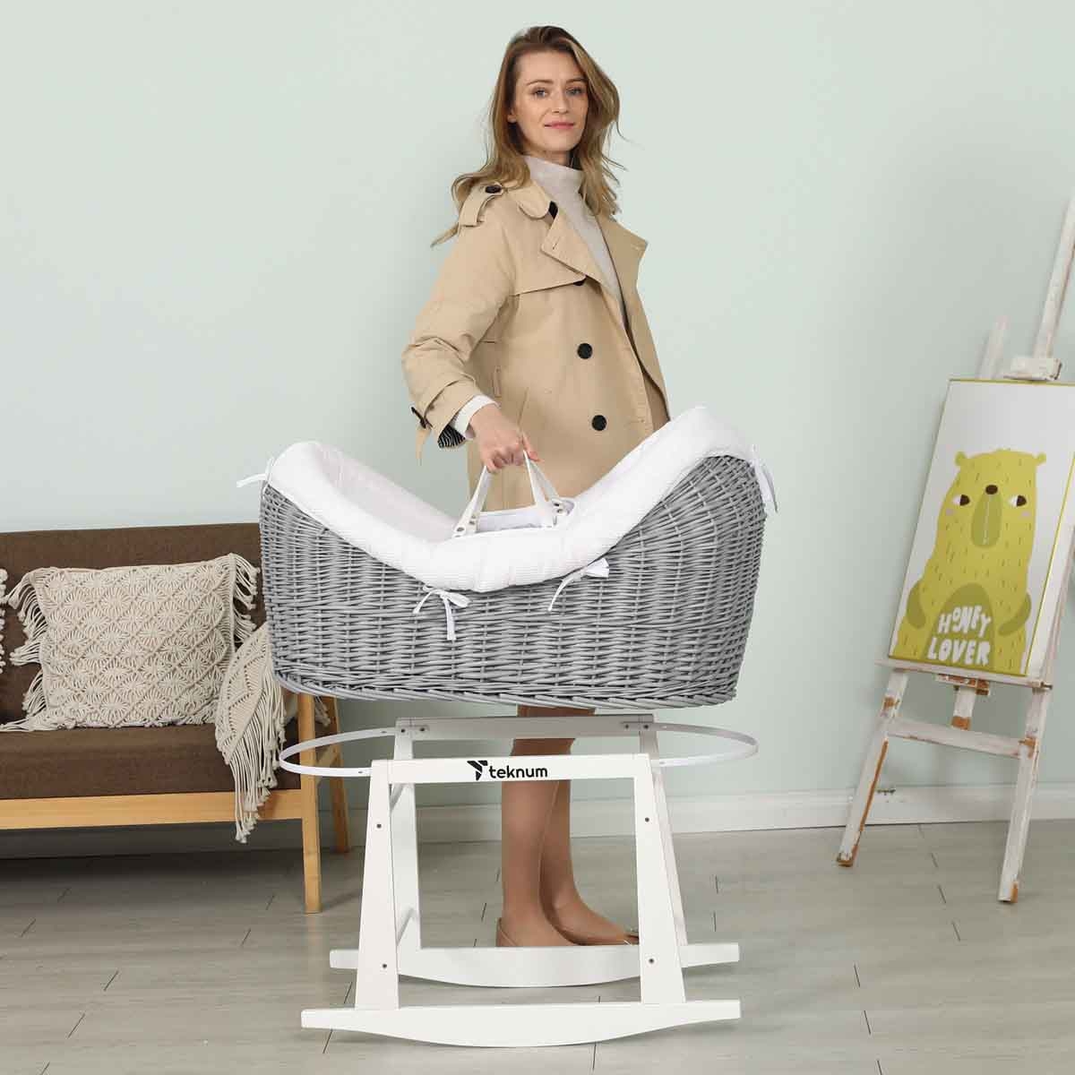 تيكنوم مهد موسى بود من الخوص مع طقم مفروشات وفل أبيض وحامل هزاز أبيض خشب رمادي، 0-2 سنوات