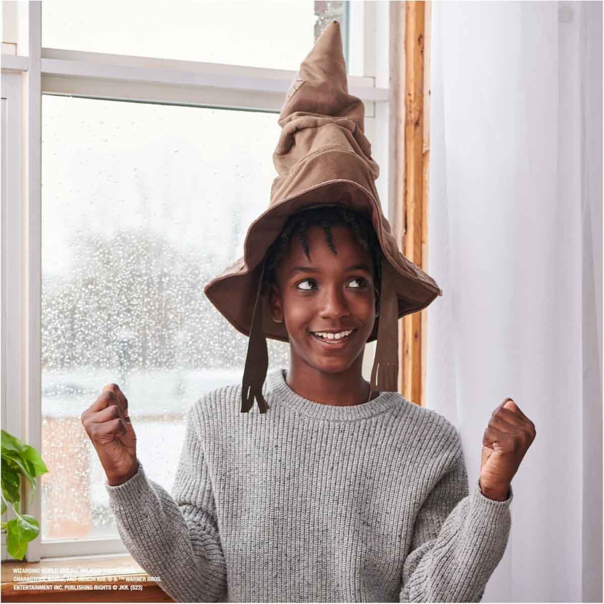 ويزاردينغ وورلد قبعة الفرز المتحدثة مع 15 عبارة للجنسين، عمر 5-7 سنوات